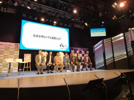 イベントに出席したガレッジセールのゴリ（左から３人目＝都内
