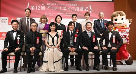 受賞した（前列左２人目から）古舘伊知郎、南果歩、石黒賢、宮根誠司（撮影・園田高夫）