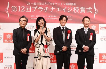 受賞した（左から）古舘伊知郎、南果歩、石黒賢、宮根誠司＝ザ・ペニンシュラ東京（撮影・園田高夫）