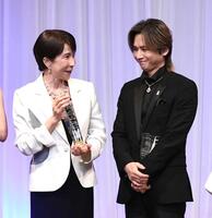 高市早苗首相（左）と談笑する堂本光一