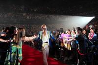 ファンに笑顔で応えるＥＸＩＬＥ　ＡＴＳＵＳＨＩ＝ららアリーナ東京ベイ