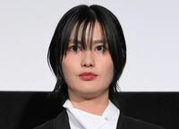 女優の川島海荷と競泳の中村克が電撃結婚 ブルーのドレス姿の川島と2
