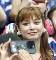 スタンドから試合を見守る妻の平愛梨＝６月２５日、ダラス