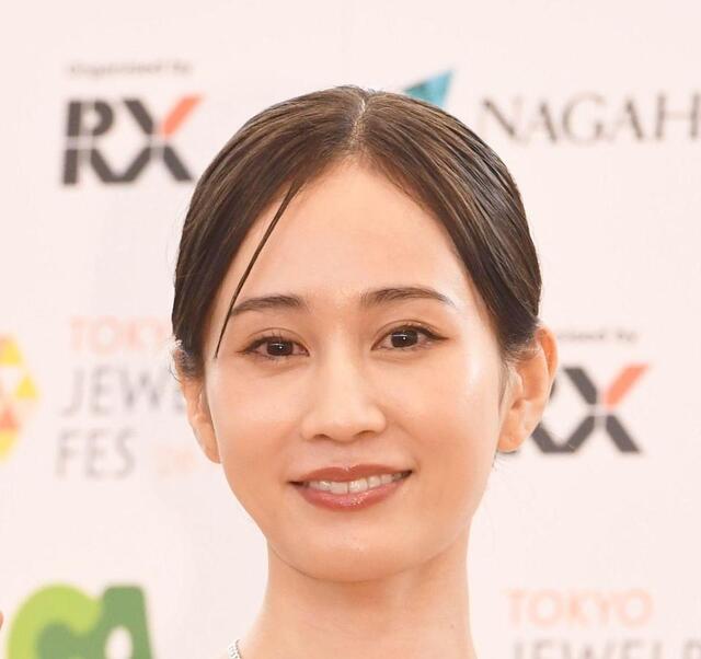 ジュエリーベストドレッサー３０代部門を受賞した前田敦子＝４日、東京ビッグサイト