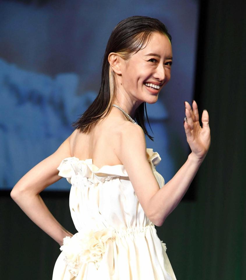 大胆に肩を見せたドレスでランウェイを歩く松本まりか