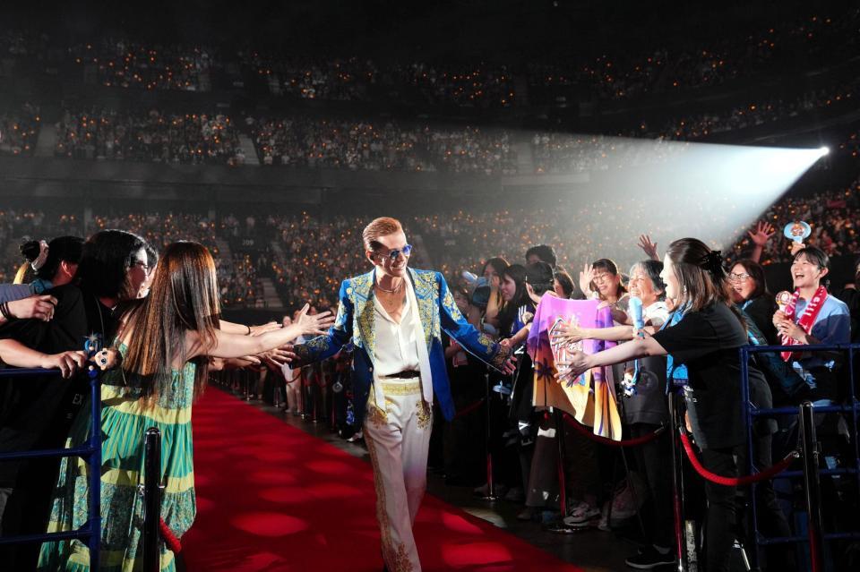 ファンに笑顔で応えるＥＸＩＬＥ　ＡＴＳＵＳＨＩ＝ららアリーナ東京ベイ