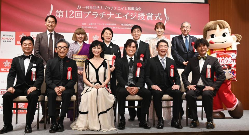 受賞した（前列左２人目から）古舘伊知郎、南果歩、石黒賢、宮根誠司（撮影・園田高夫）
