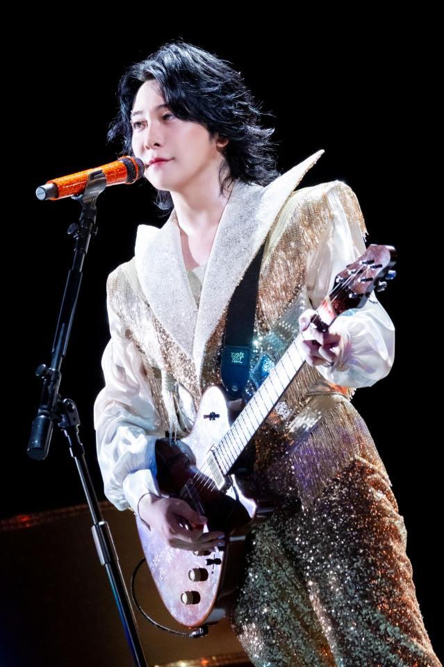 ギターを手に美声を響かせた大森元貴（撮影・田中聖太郎写真事務所）