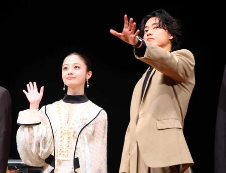 手を振る橋本環奈（左）と山﨑賢人（撮影・石井剣太郎）