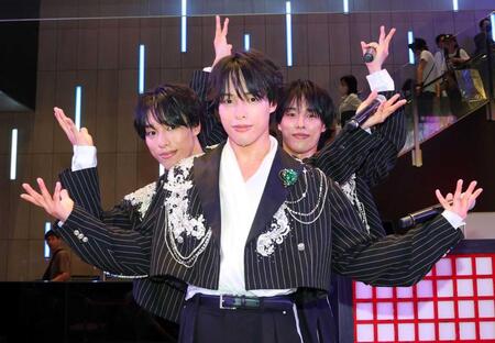 阿修羅ポーズを披露する佐藤三兄弟の（手前から）嘉人、綾人、颯人