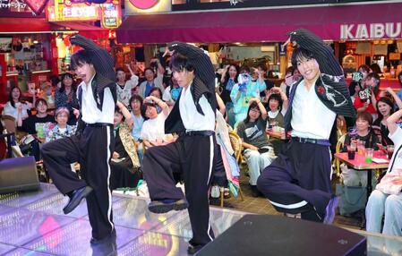 ポーズをとる佐藤三兄弟の（左から）嘉人、颯人、綾人＝歌舞伎町タワー（撮影・石井剣太郎）