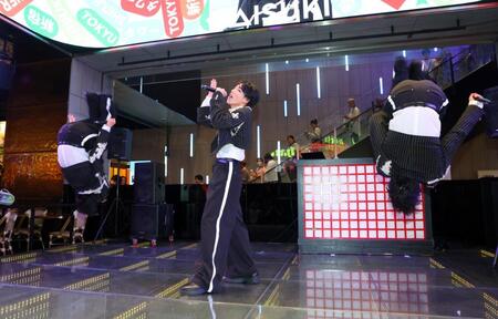 ミニライブを行った佐藤三兄弟（撮影・石井剣太郎）