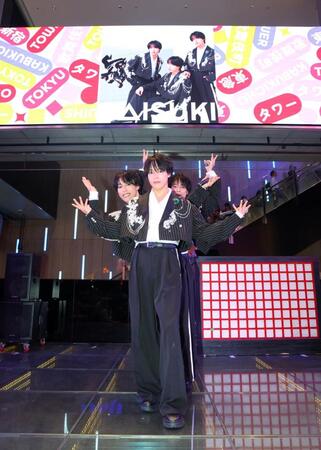 ポーズをとる佐藤三兄弟の（手前から）嘉人、綾人、颯人（撮影・石井剣太郎）