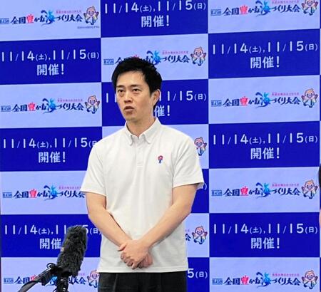 府庁で記者団の取材に応じた大阪府の吉村洋文知事
