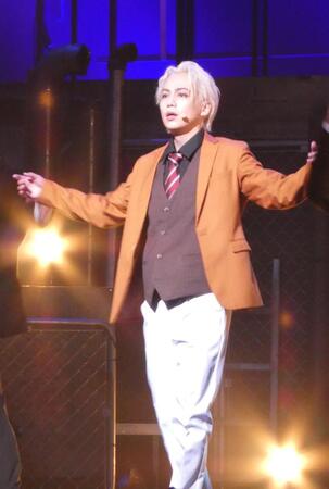 熱演する横原悠毅