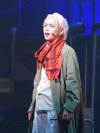 熱演する横原悠毅＝東京・シアター１０１０