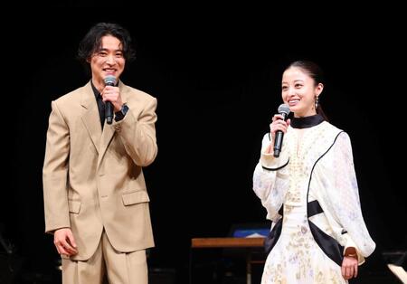 撮影を振り返る橋本環奈と山﨑賢人（左）＝撮影・石井剣太郎