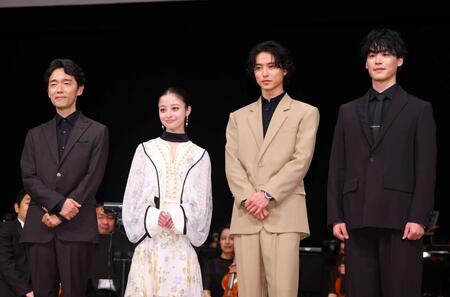 ポーズをとる（左から）佐藤信介監督、橋本環奈、山﨑賢人、やまだ豊氏（撮影・石井剣太郎）