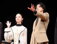 手を振る橋本環奈（左）と山﨑賢人（撮影・石井剣太郎）