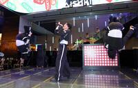 ミニライブを行った佐藤三兄弟（撮影・石井剣太郎）