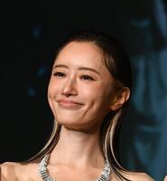 ランウェイで手を振る松本まりか＝東京ビッグサイト（撮影・園田高夫）