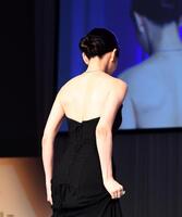 背中が見えるドレスで登壇する前田敦子＝東京ビッグサイト（撮影・園田高夫）