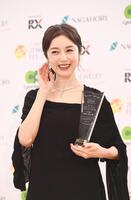 受賞した高岡早紀＝東京ビッグサイト（撮影・園田高夫）