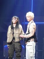 熱演する（左から）朝木茉永、横原悠毅