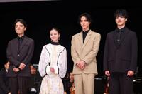 ポーズをとる（左から）佐藤信介監督、橋本環奈、山﨑賢人、やまだ豊氏（撮影・石井剣太郎）