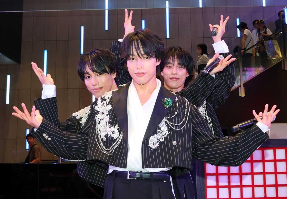 阿修羅ポーズを披露する佐藤三兄弟の（手前から）嘉人、綾人、颯人