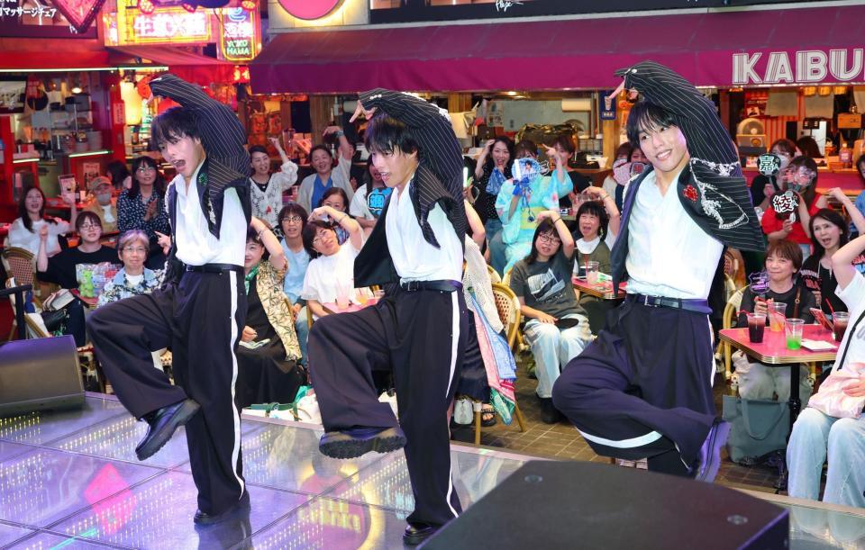 ポーズをとる佐藤三兄弟の（左から）嘉人、颯人、綾人＝歌舞伎町タワー（撮影・石井剣太郎）