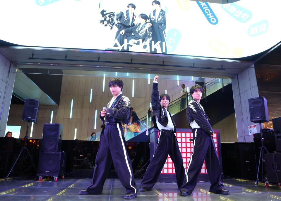ミニライブを行った佐藤三兄弟の（左から）嘉人、綾人、颯人＝歌舞伎町タワー（撮影・石井剣太郎）