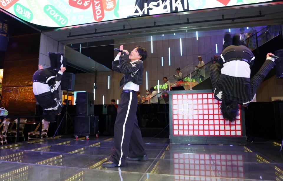 ミニライブを行った佐藤三兄弟（撮影・石井剣太郎）