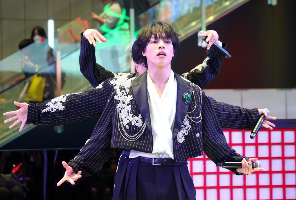 阿修羅ダンスを披露した佐藤三兄弟（撮影・石井剣太郎）