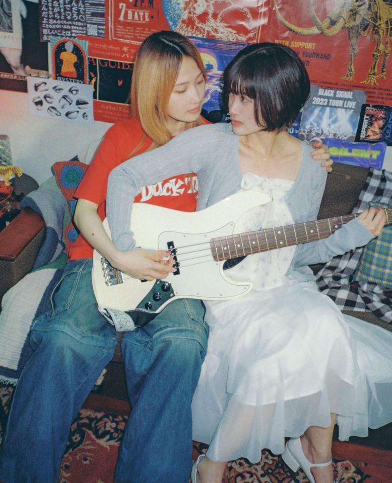 Ｗ主演の小西桜子（右）と鞘師里保©「付き合ってあげてもいいかな」製作委員会・ＭＢＳ©たみふる／小学館