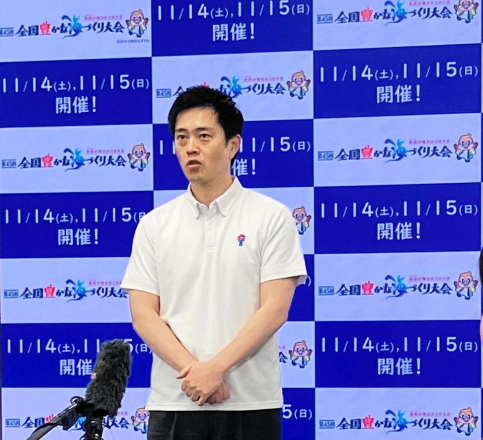 府庁で記者団の取材に応じた大阪府の吉村洋文知事
