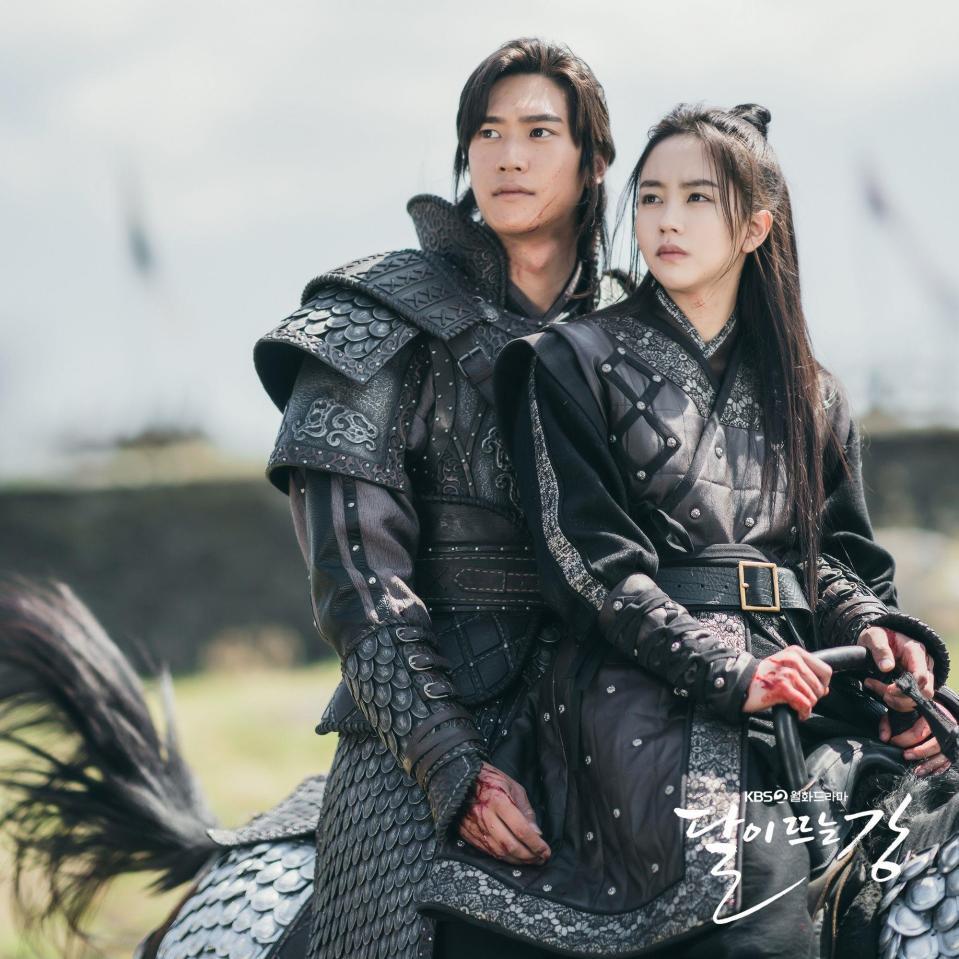 韓国放送局・ＫＢＳの公式Ｘ＠ＫＢＳ＿ｄｒａｍａより　ドラマ「王女ピョンガン　月が浮かぶ川」に抜てきされたナ・イヌ（左）
