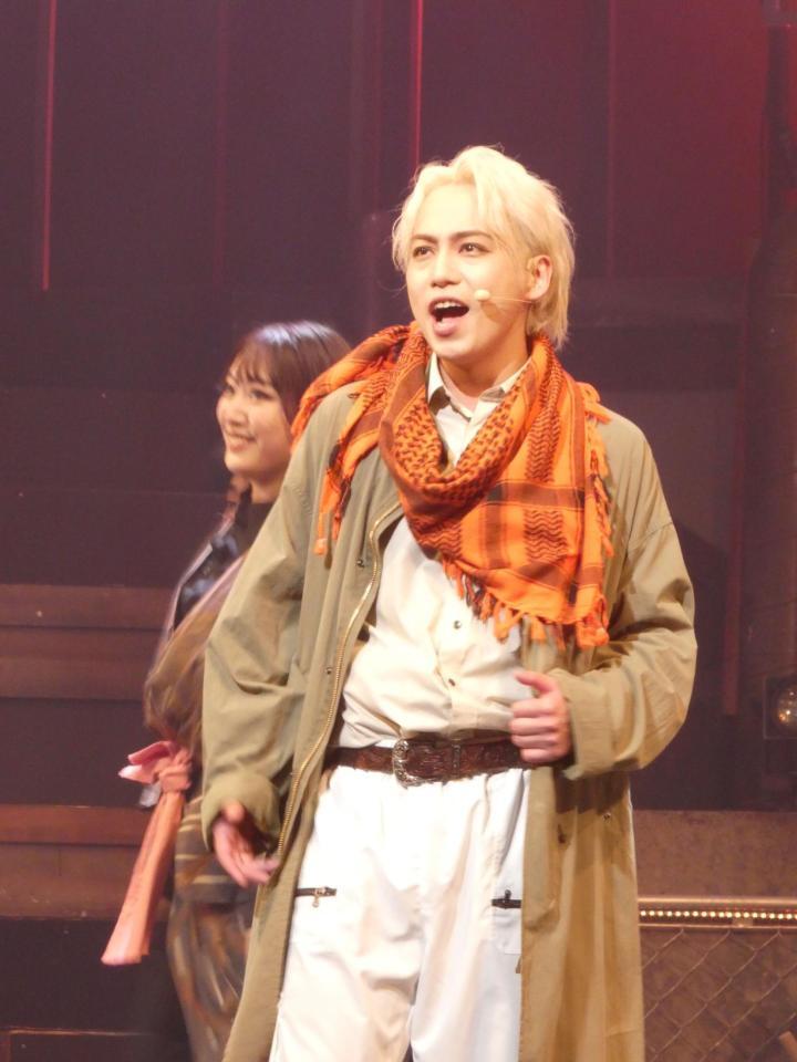 熱演する横原悠毅