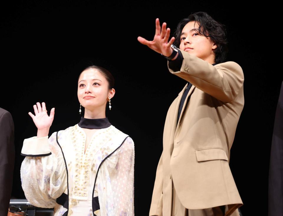 手を振る橋本環奈（左）と山﨑賢人（撮影・石井剣太郎）