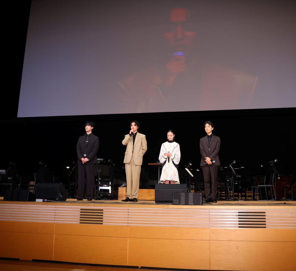 トークイベントに登壇した（左から）やまだ豊氏、山﨑賢人、橋本環奈、佐藤信介監督