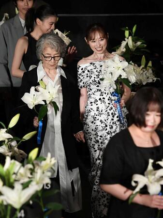 倍賞千恵子（左）をエスコートする福原遥（撮影・佐藤厚）