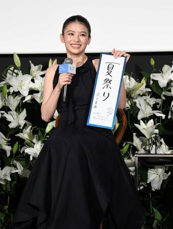 七夕の願い事を短冊に書いた出口夏希（撮影・佐藤厚）
