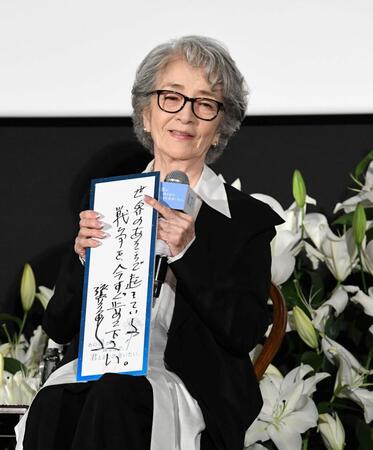 七夕の願い事を短冊に書いた倍賞千恵子（撮影・佐藤厚）