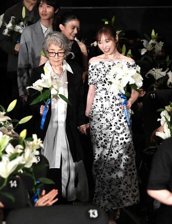 倍賞千恵子（左）をエスコートする福原遥（撮影・佐藤厚）