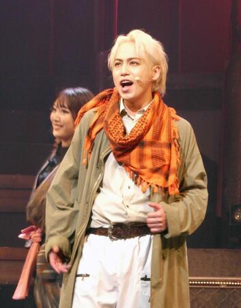 熱演する横原悠毅
