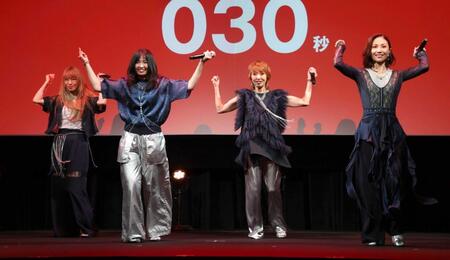 限定ライブに出演し７７７秒メドレーを披露したＭＡＸ（撮影・金田祐二）
