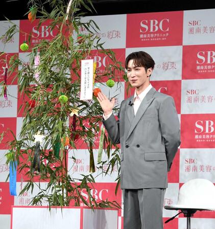 短冊を笹に飾り付ける渡辺翔太（撮影・佐藤厚）