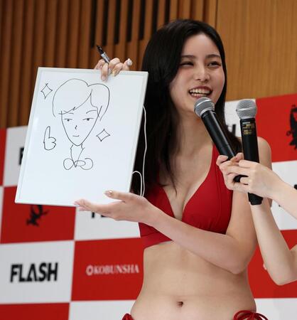 自己ＰＲでＭＣ・いいね村田。の似顔絵を即興で描いた絢瀬桜妃（撮影・伊藤笙子）