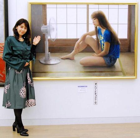 次女をモデルに手がけた作品「夏休み」を披露する緒方かな子＝２０１７年
