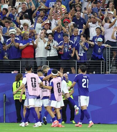 ２５日の日本－スウェーデン戦で前田の先制ゴールに盛り上がるサポーター＝ダラススタジアム